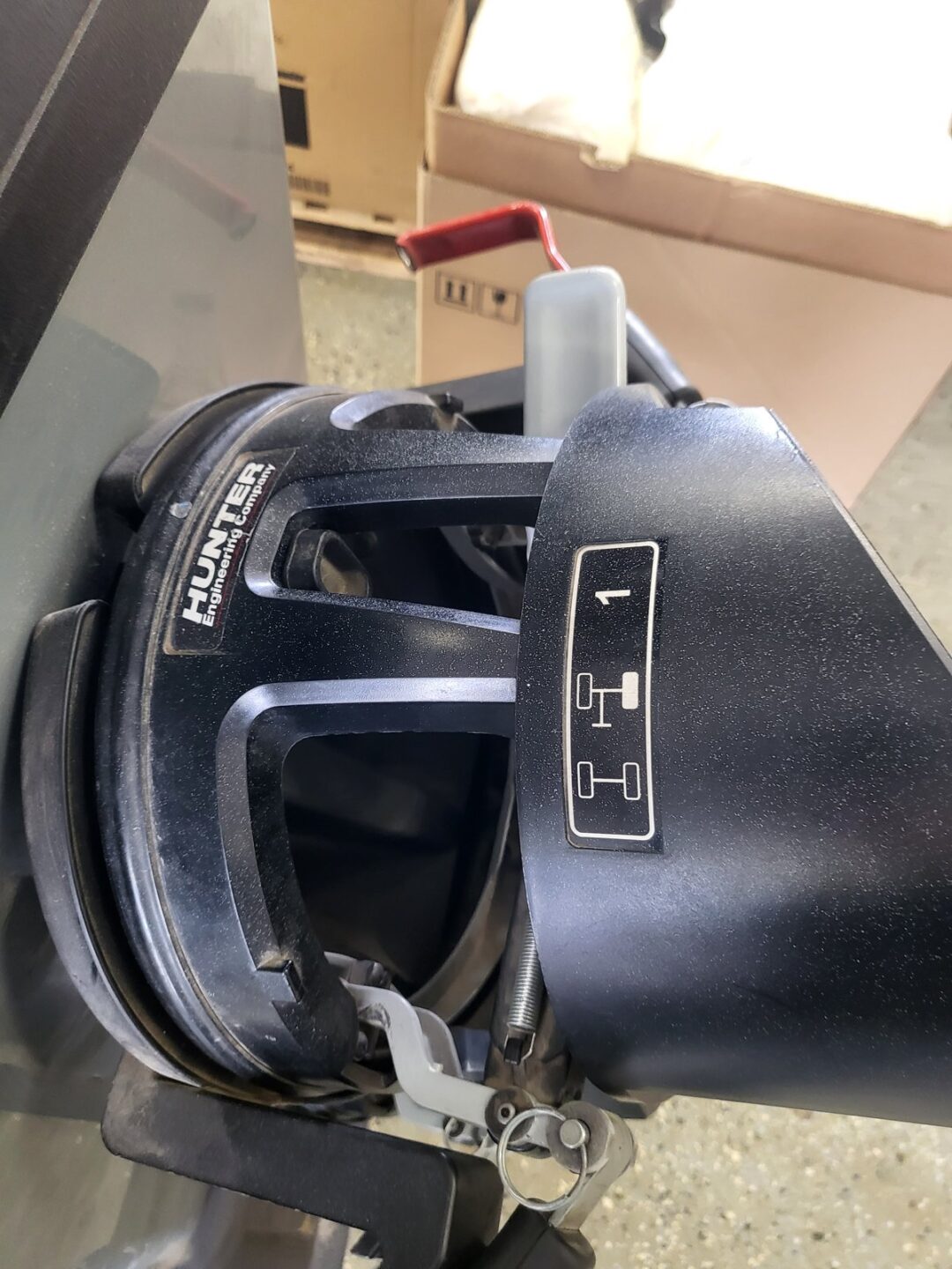 Hunter Engineering wheel alignment head unit closeup showing clamp mechanism and turntable base