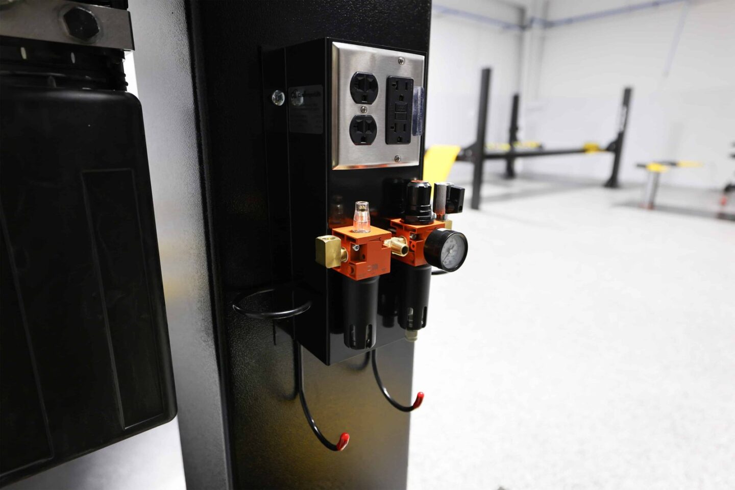 Automotive lift column with built-in air filter regulator, power outlets, and pneumatic fittings